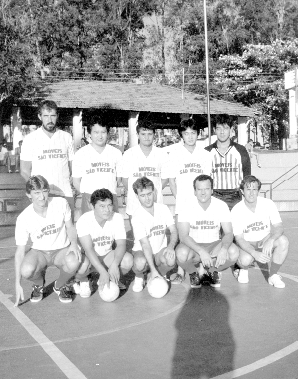 A foto é de 1986 e registra a equipe da empresa Móveis São Vicente pronta para mais um jogo pelo Campeonato Interno do Assary. De pé, a partir da esquerda: Bozó, Chico Namba, Toniquinho, Valmir (Miro Japonês) e Tadashi. Agachados: Luizinho, Carlos Sumiô (Baiano), Diora, Virgílio (Careca) e Arnaldo Bronzati (Nê). A foto pertence ao arquivo pessoal de Luiz Henrique da Silva - o Luizinho do Bar.
