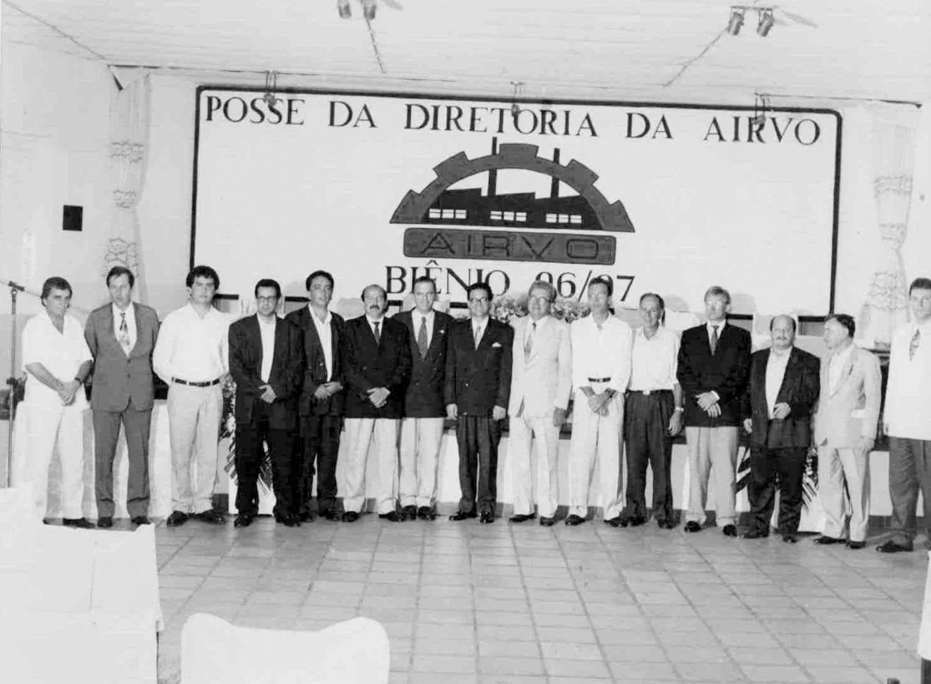 Biênio 96/97 - O industrial Sérgio Braga assumiu a presidência da Associação das Indústrias da Região de Votuporanga e fez foto com a sua diretoria. Identificamos, a partir da esquerda: Orlando Belarmino Vieira, Valdevir Davanço, ?,? Marcos Mota, Eliezer Davanço, Valdevir Arlindo Pires, o presidente Sérgio Braga, Darci Rodrigues Simões, Eduardo Pardo da Costa, Valter Ferreira da Costa, Marim, Luiz Cláudio Madalozzo, Carlos de Prosdócimi, e José Angelo Visoná. A foto pertence ao acervo 
da AIRVO.
