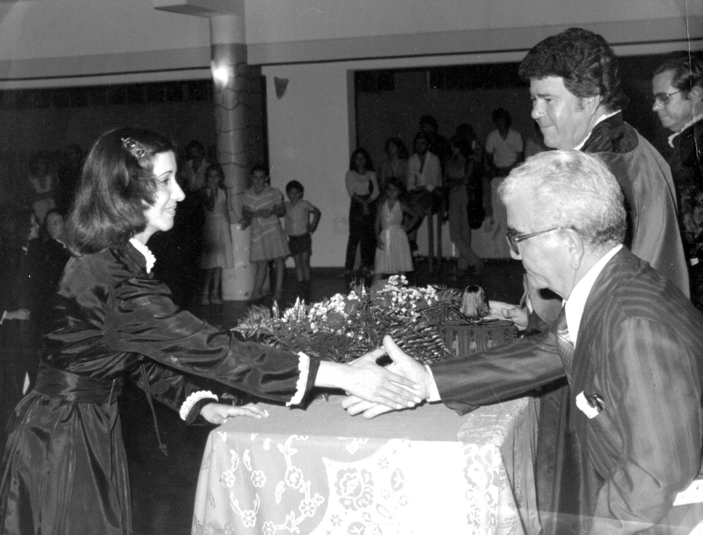 As formaturas dos cursos superiores em Votuporanga sempre foram muito concorridas. Nesta foto de 1976, aparece a professora Ivete Rosa da Silva Olgado recebendo os cumprimentos de um dos grandes incentivadores da Educação em Votuporanga, Rachid Homsi. A seu lado está o professor José Garcia Martins, ambos de saudosa memória.