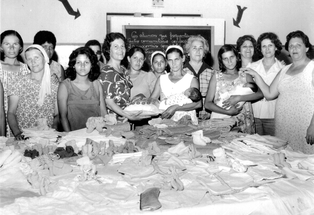 A Casa da Amizade do Rotary Club de Votuporanga sempre foi muito atuante, trabalhando em prol dos mais necessitados. A foto de 1975, do arquivo de Walter Ferreira da Costa, registra a entrega de enxovais para as mães do Centro Comunitário do bairro São João. Aparecem as senhoras da Casa da Amizade, que era presidida por Shirley Mazaferro Costa (à frente com um enxoval na mão). Ainda estão a professora Maria Célia Carvalho, a primeira-dama do município Neide De Haro, esposa do saudoso ex-prefeito Luiz Garcia De Haro, entre outras.