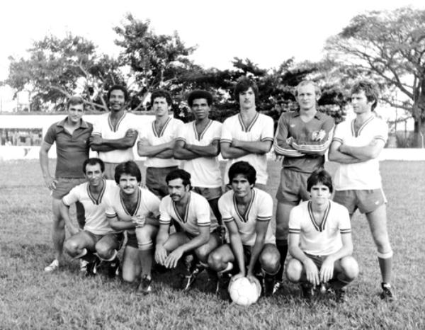 Jowanel nos anos 70 - Com a sua formação tradicional no final da década de 70, aí está a equipe da Jowanel perfilada para um jogo no campo da Ferroviária da Estação. De pé, a partir da esquerda: Nílson, Diva, Joãozinho, Zé Lazaro, Olivio Scamati, Zé Branco e Zé Carlos (Cecê). Agacha-dos: Dagoberto (Dago), Toniquinho, Miltinho, Betinha e Portuguezinho. A foto é do acervo familiar de José Marquiori (Zé Branco).\r\n