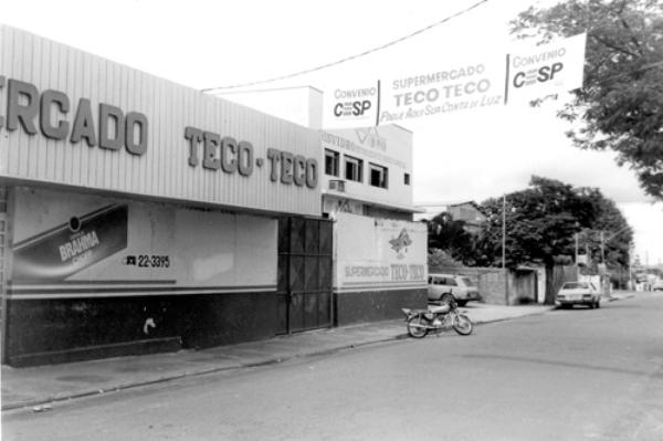 TECO - TECO - Quando se anuncia a construção de um novo supermercado em terreno próximo à Santa Casa, levantamos em nossos arquivos um estabelecimento deste genero que fez parte do cenário da cidade. Na foto a fachada do Supermercado Teco-Teco, na rua Itacolomi, próximo da Avenida João Gonçalves Leite. O Teco-Teco foi absorvido pela rede de Supermercado Santa Cruz.\r\n