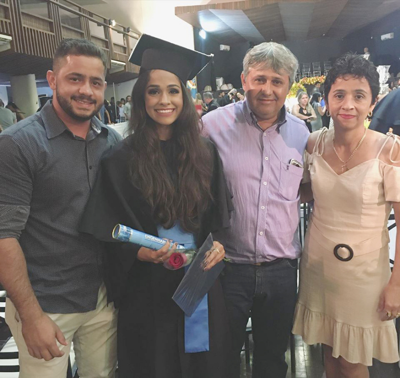 A mais nova engenheira civil Gabrielle Godoi ao lado do seus pais Paulo Godoi e Alessandra Godoi e irmão Paulo Cesar Godoi. Parabéns, a familia está cheia de orgulho