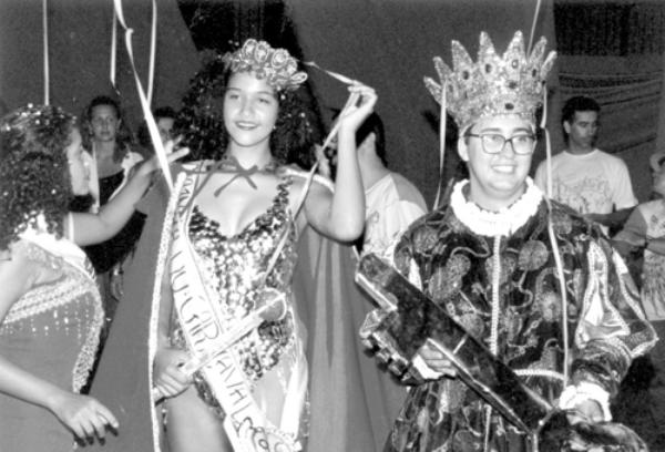 A Rainha Fernanda Fernandes e o Rei Momo Juliano Bombom, na Concha Acústica, no Carnaval de 1996. Na esquerda, Emili, Rainha do Carnaval de 95.