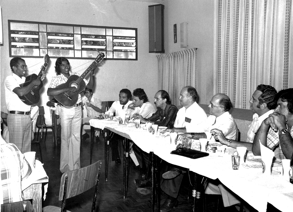 Essa dupla sertaneja já foi tipo exportação de Votuporanga para os grandes programas de TV nos anos 70 e 80. Os irmãos Viana e Vianinha arrancavam aplausos. Nesta foto eles cantam para as autoridades durante almoço no Círculo Operário (Centro Social). Aparecem a partir da esquerda: Volney Beline, deputado Álvaro Fraga, prefeito de Rio Preto Adail Vetorazzo, secretário Estadual de Obras Chino de Barros, prefeito João Nucci, entre outros.