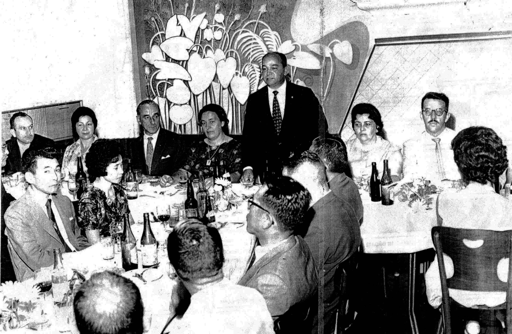 O estabelecimento de Osmar de Souza, na rua Pernambuco, próximo da praça São Bento, conhecido também como Restaurante 606, deu lugar mais tarde para a padaria Progresso. Esta foto é do ano de 1961/62 e registra uma reunião de rotarianos durante a gestão do advogado Ultimatum Fava como governador do Distrito 4480 do Rotary. Da esquerda para a direita: Christovam De Haro (presidente da Câmara Municipal), Olivia Souza De Haro, Hernani de Matos Nabuco (prefeito municipal), Leda Camolesi Nabuco, Dr. Ultimatum Fava (em pé), Elza Ferreira de Souza Fava e Dr. Paulo Emilio Andrade Vilhema (juiz de Direito). Sentados ao lado para frente: Toshio Nakabashi e Tamiko Sato Nakabashi. Sentado de costa: reconhecemos apenas o sr. Nozomu Abê (de óculos). A foto é do arquivo pessoal da família Fava. Colaboração Dagoberto José Mira Alves (Dago).