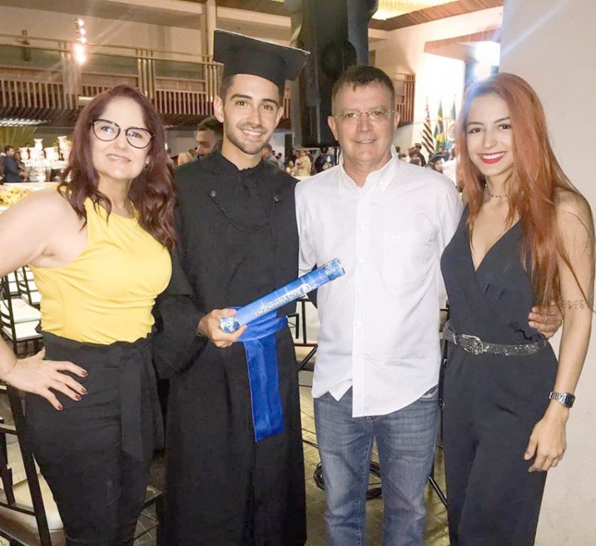 Henrique Marão se formou em engenharia. Na foto, ele abre sorrisos ao lado dos pais Rosangela Marão, José Ricardo e da irmã Isabela