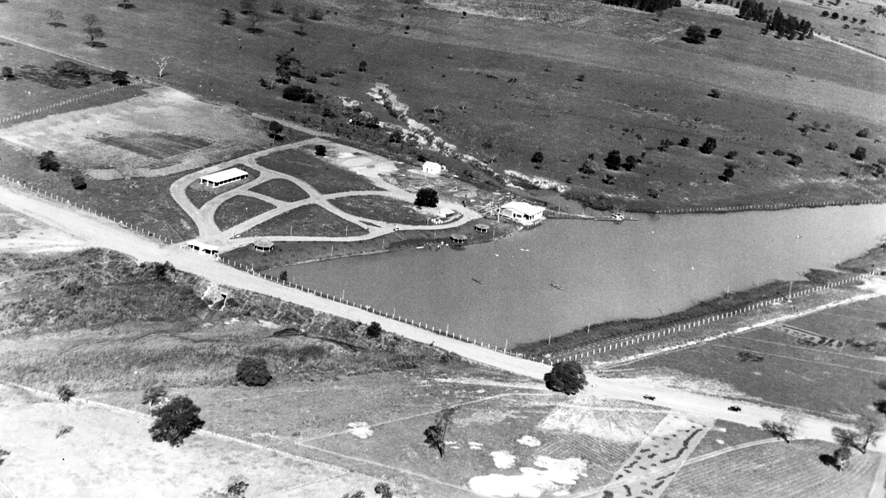 Veja uma foto espetacular de 1965. Em primeiro plano, a grande represa e o traçado do então novo clube da cidade: o Assary Clube de Campo, um empreendimento arrojado dos investidores Dr. Horácio Correia de Moraes, o advogado Osvaldo Alvares de Campos e Dr.  Abílio Calille. No detalhe, o bar do Assary, às margens da represa, ponto de grande movimento nos finais de semana. E, ainda, sem asfalto e iluminação a avenida Alvorada (hoje avenida João Gonçalves Leite)