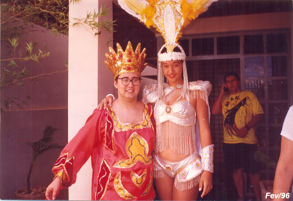 BOMBOM E FERNANDA - os soberanos do Carnaval. O ano carnavalesco é 1996. Juliano Bombom e Fernanda Fernandes receberam as chaves da cidade e fizeram um grande reinado. Detalhe: ao fundo, falando ao telefone, aparece Antonio Carlos (o Jaburú), na época diretor social do Assary Clube de Campo. 