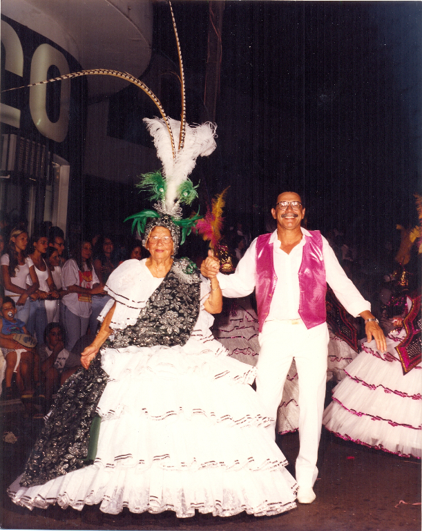 A foto é da noite de 7 de fevereiro de 1997. Na passarela do samba da rua Amazonas, a ALA DAS BAIANAS, com destaque para dona BELINHA ao lado seu filho, o famoso carnavalesco Arnaldo José Santa Fé Trindade.