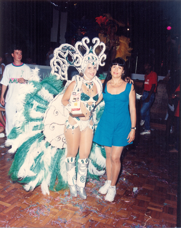 VOTUCLUBE -1994 – A premiação dos melhores do Carnaval de salão do Votuporanga Clube. Apresentando o seu troféu “Melhor Fantasia”- categoria luxo, a folia Fávia Doimo. Na direita fazendo a entrega da honria, Mabel Maria Pansani (mãe da Rainha do Carnaval daquele ano). Foto Votuclube. 