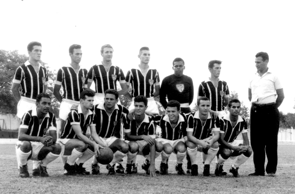 A gloriosa equipe da Alvinegra do “Plínio Marin” no ano de 1959, numa época de competição acirrada com grandes clássicos regionais diante das equipes do Mirassol, Rio Preto e América. Veja a formação da Votuporanguense da esquerda para direita, de pé: Neri, Jurani, Miguel, Ariô Viscardi, Cesário, Zanca e o técnico Tininho. Agachados: Gabriel, Lupércio, Touro, Português, Nelsinho, Mourinho e Carangola. A foto é do arquivo do jornal.