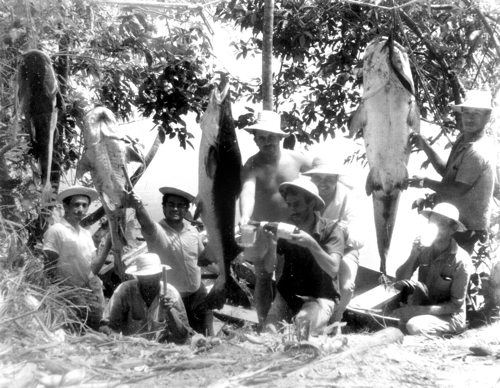 Para quem curte uma boa pescaria no Mato Grosso vai esta foto para provar que, em março de 1971, o rio estava para peixe. Esse pessoal montou acampamento no Rio das Mortes, durante a Semana Santa. A foto mostra o resultado da pesca: duas Pirararas de 32 e 41 quilos e dois Piraíbas de 60 e 72 quilos. Veja quem são os pescadores da esquerda para direita: Daniel, Sr. Bassin, Izidoro, Aderbal, Dago, Edmar, Branco e Vivaldo. A foto é do arquivo do jornal.