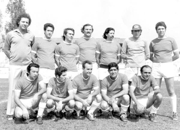 O time da área de saúde - A foto é de 1975 - Esses “jogadores” de futebol formavam o time da área de saúde em Votuporanga. Exceção de Juca Paes ( o primeiro em pé na esquerda) todos os demais atletas militavam em consultório e hospitais. Em pé, a partir da esquerda: Juca Paes, o dentista Romildo Hercus, bioquimico Maurício Menezes, dentista Zélão, o médico Emir Vilela, dentista João Roberto Poiani e o dentista Venâncio Musa Machado. Agachados: pediatra Toninho Eduardo, médico Fernando Zeitune, o cardiologista Joaquim Figueira da Costa, o dentista Altair Barcelos e o oftalmologista Naor Guarnieri. A foto é do médico Joaquim Figueira da Costa. \r\n