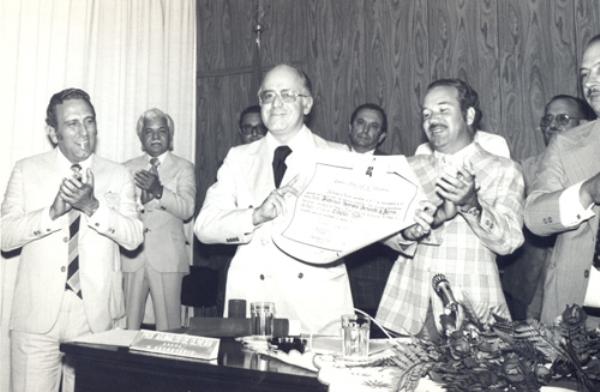 Congresso de Cardiologia - Na foto de 1972 os casais Dr. Joaquim Figueira da Costa e Vanda e o Dr. Ivani Togni e esposa Fani Alves (Cosmorama). O jantar aconteceu em Curitiba, por ocasião do XXVIII Congresso Brasileiro de Cardiologia. Nos 50 anos dedicados a medicina que o cardiologista Joaquim Figueira da Costa está completando este ano, ele participou de 28 Congressos Paulistas: 23 Congressos Brasileiros de Cardiologia e seis Congressos Mundiais (Tókio- Japão, Moscou-Rússia, Berlim -Alemanha, Sidney - Austrália, Buenos Ayres-Argentina e Rio de Janeiro-Brasil). A foto é do arquivo familiar.\r\n