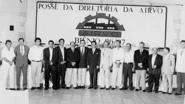 Posse na AIRVO - Biênio 96/97 - O industrial Sérgio Braga assumiu a presidência da Associação dos Industriais e fez foto com a sua diretoria. Identificamos, a partir da esquerda: Orlando Belarmino Vieira, Valdevir Davanço, ?,? Marcos Mota, Eliezer Davanço, Valdevir Arlindo Pires, o presidente Sérgio Braga, Darci Rodrigues Simões, Eduardo Pardo da Costa, Valter Ferreira da Costa, ... Marim, Luiz Cláudio Madalozzo, Carlos de Prosdócimi, e José Angelo Visoná. A foto pertence ao acervo da AIRVO e nos foi remetida pela Rose.