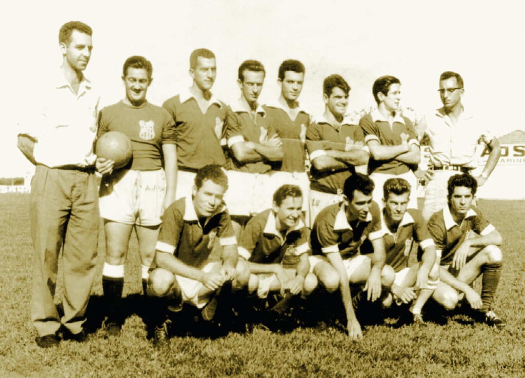 Nos anos 60, quando o Campeonato dos Bancários era a maior competição da cidade, o Banco do Comércio e Indústria tinha um esquadrão respeitado. Tanto no futebol de campo como no de salão para a rapaziada do Comind (Induscomio) não tinha pra ninguém. Esse time da foto, provavelmente, é de 1962. Aparecem a partir da esquerda de pé: Daniel Marin (técnico), Ruy Massuia, Antonio José Viscardi, David Pontes, João De Haro, Eudelto Zanin, Paquito e o contador Geraldo Moreira. Agachados: Garrolê, Waldecy Bortolotti, Daniel Turaza, João Calegari e Gabrioti. A foto é do arquivo de David Mendonça Pontes.