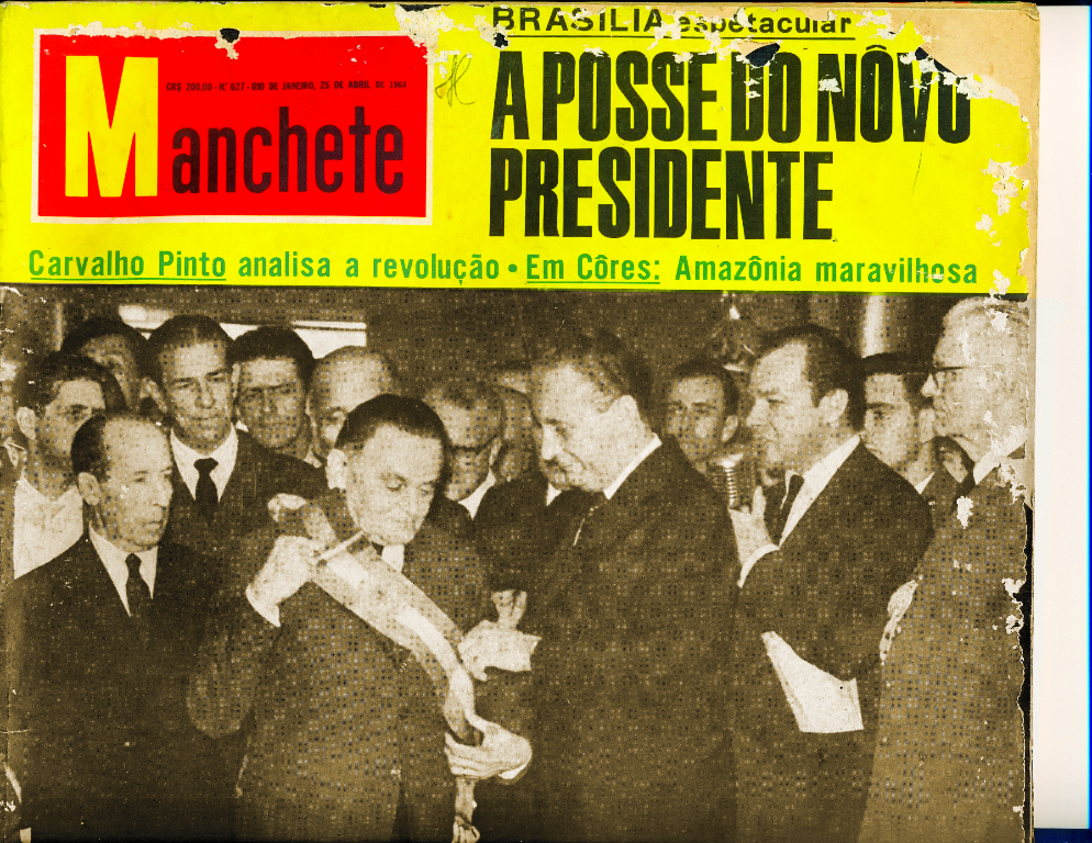 A posse do primeiro presidente da República do governo militar. O ato deu-se em 15 de abril de 1964. Aparece recebendo a faixa presidencial o Marechal Humberto de Alencar Castelo Branco, sendo auxiliado por um dos seus sucessores na Presidência da República, o Marechal Emílio Garrastazu Médici e, na direita, aparece também o Marechal Ernesto Geisel, outro que também passou pela Presidência. A MANCHETE era a revista mais lida do Brasil e estampou esta foto na capa como registro do ato de posse do governo militar. A revista que reproduzimos a capa nesta página faz parte do patrimônio do Museu Rapassi e nos foi remetida pelo colaborador Dagoberto José Mira Alves. 