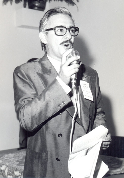 O discurso - Na foto, Luiz Carlos Cardoso Prado proferindo discurso no ato inaugural da agência da Caixa Econômica do Estado de São Paulo. Na oportunidade, ressaltou a importância daquela obra para nossa cidade e para a clientela daquela instituição bancária. 