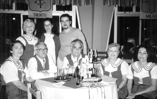 Noite Italiana - A foto é de 1997 - A Noite Italiana foi promovida pelo Lions Clube na sede do Assary Clube de Campo. Aparecem de pé: Maria Tereza Amorim, Marilene Muniz e Alessandro Agnoletti. Sentados, a partir da esquerda: Adair e Luiz Carlos Cardoso Prado, Elidio Roda Penha, Isis Calille e Maria Lúcia Caproni.