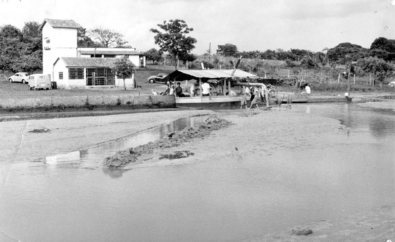 Casa de Máquinas - Uma outra vista da represa da Saev no ano de 1966. Vê-se ao fundo a antiga Casa de Máquinas construida na administração do prefeito João Gonçalves Leite. Aparece na foto, estacionada a margem da represa a Draga adquirida pelo governo de Dalvo Guedes para as obras de desossareamento ( aprofundar a represa e tirar os bancos de areia) visando aumentar o volume de água. A Saev se manteve forte graça a atenção recebida de todos os prefeitos. 