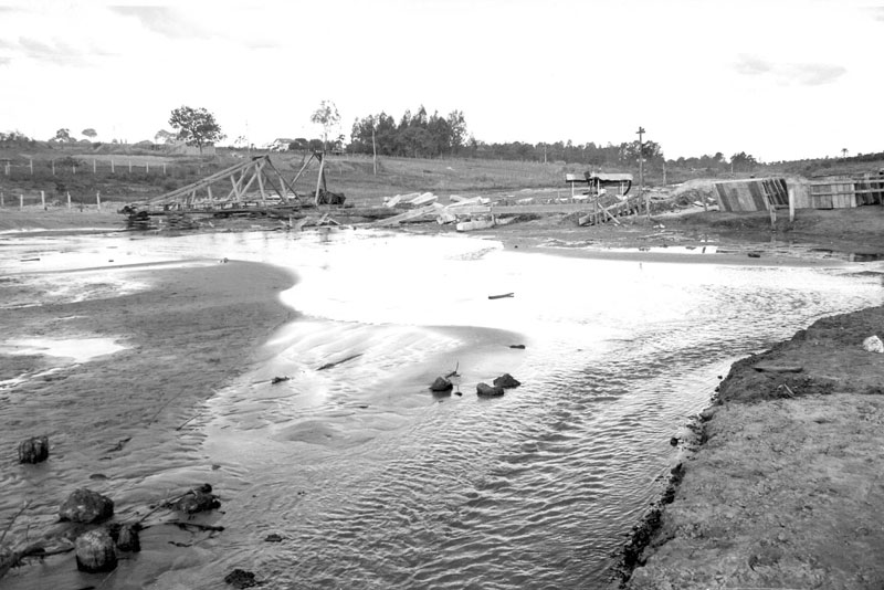 A represa da Saev - A foto é do dia 4 de julho de 1966. - A represa da Saev não era o mar de água doce dos dias atuais. Quando Dalvo Guedes assumiu a Prefeitura este era o retrato da represa: pouca água e muita areia. O processo de desossareamento foi atacada de imediato e a administração municipal investiu alto para garantir o abastecimento de água na cidade, uma vez que o seu plano de governo previa a ampliação da rede de abastecimento de água para os bairros da cidade.