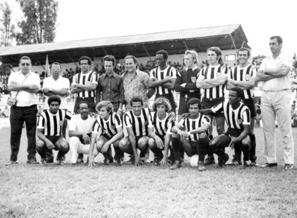 A.A. Votuporanguense - 1973 - Veja ao fundo o Estádio Plínio Marin quando havia apenas um lance central de cobertura na arquibancada. Roberto Bianchini, que aparece entre os jogadores, era o presidente do time. Confira da esquerda para a direita, de pé: Nélson Benfica, repórter esportivo da Rádio Clube, Mário (diretor), jogador Cidoco,Carmelito Neves (diretor),Bianchini (presidente), Picolé, goleiro Zé Branco, os atletas  Donda e Virgílio, e o preparador Sargento Grota. Agachados: Capitão, Cido massagista, Daul, Neguito, Tião Sanches,Rosário e Didi.