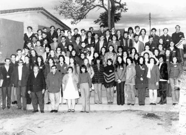 Encontro de Jovens Cristãos - Nos anos 70 prosperou em Votuporanga o movimento dos “telecistas” e “encontristas” reunindo a juventude católica. O movimento consistia numa reunião de dois dias onde eram proferidas palestras sobre reflexão da vida. O movimento se expandiu pela região e Votuporanga contava com lideranças que foram requisitadas para falar em diferentes cidades. O encontro ( T.L.C. - Treinamento de Líderes Cristão) acontecia no Centro Rural (espaço agrícola hoje ocupada pela APAE) ou no prédio do Centro Social (Dafic). A foto é de um desses encontros. Na frente, com a mão no bolso da jaqueta, o saudoso Frei Tarcíso Leite, falecido no ano passado.