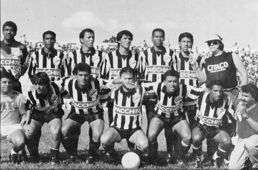 Esse é o time da Alvinegra montado pelo presidente Jair Sampaio. É a Votuporanguense de 1992. Veja aos fundos a geral superlotada. Perfilados para mais um jogo aparecem os seguintes jogadores: De pé - Sabará, Zé Carlos, Ferreira, Claudemir (Bebê), Flávio Miranda, Gilberto Sorriso e o repórter Cláudio Craveiro. Agachados: Preparador Sérgio Rosa, Silvinho, Edilson, Juninho, Rubinho, Marcelo Carioca e o radialista Lídio Alcântara. A foto é do ex-presidente Jair Sampaio e nos foi enviada pelo radialista Lídio, da Rádio Jornal de Nhandeara. 