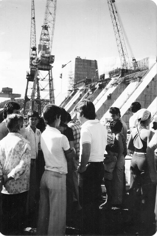 A construção da barragem da Usina de Água Vermelha, nesta foto, no Rio Grande, no ano de 1976. O destaque é para o votuporanguense Rubens Criado, explanando aos visitantes, o canteiro de obras do complexo energético da CESP que estava sendo montado entre os Estados de São Paulo e Minas Gerais.