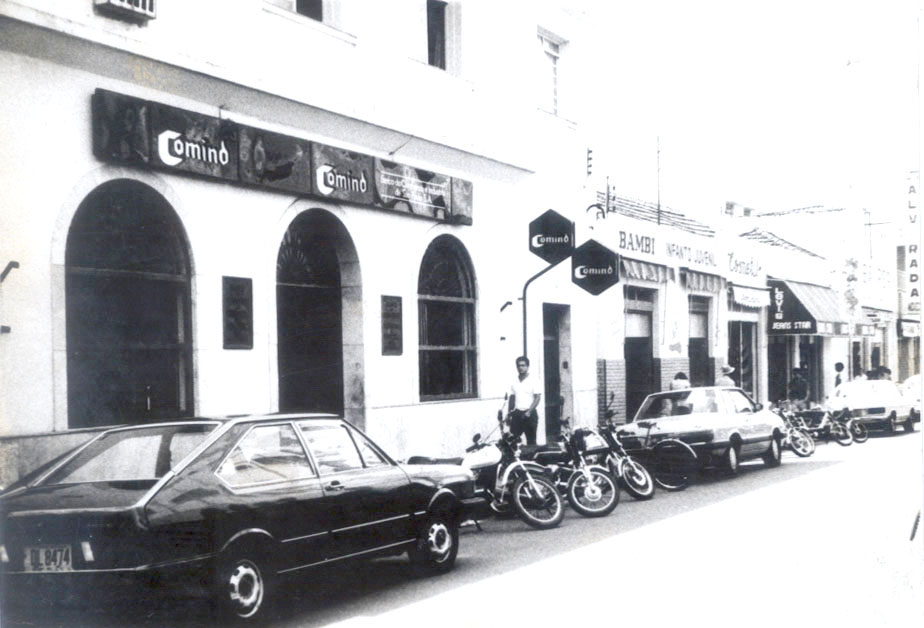 Na foto um aspecto da rua Amazonas  nos anos 70. Destaque para o Banco do Comércio e Indústria, o Comind, que fopi uma referência como estabelecimento de crédito em Votuporanga. Muitos profissionais bancários fizeram carreira no Comind que também  se destacava pela sua forte equipe de futsal que levantou muitos títulos no tradicional Campeonato Bancário da cidade. 