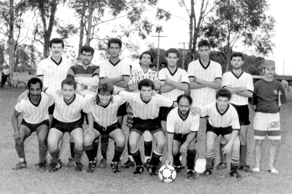 Esta foto é de 1990 num jogo disputado na Fazenda Boa Vista, entre o Fluminense do bairro das Paineiras e a representação da Boa Vista. Veja quem são os jogadores do Fluminense, conferindo a partir da esquerda, de pé: vereador Silvio Carvalho, Toninho, João , Pulinho Tairacar, Moraes, Edimar, João Botia e Pico  Pintor. Agachados: Anísio, Didi do Posto de Molas, Edivaldo, Marcelo, Ivan (Correio) e Baixinho. A foto pertence ao Didi do Posto de Molas.