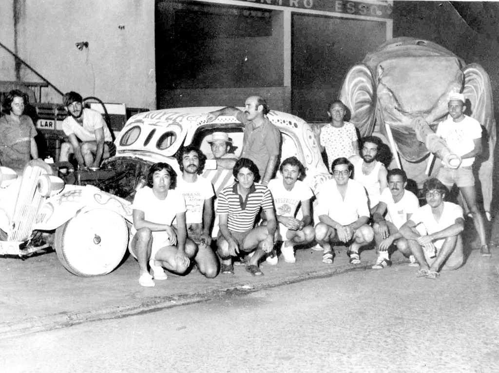 Esse pessoal levou o carro para o desfile de Carnaval dos anos 70. A foto (Poster Foto) foi feita na esquina da rua São Paulo com a Itacolomi no Posto do sr. Oscar Pires. É do arquivo de Vírgilio Dumbra. Da esquerda para a direita: Dorival Jesus Murari, Jorge Pires, Bolinha Savamura, Antonio Carlos Rodrigues Simões, Virgílio Dumbra (dentro do carro), Dorival Lemes, Pedro Clóvis Nogueira, Hélio Longo, Hideito Otuki, José da Rocha Giongo Júnior (na época gerente da Caixa Federal de Votuporanga), Maurão Pereira da Silva, Lauro Dumbra, Marcelo Schorr Martins  e Toninho Gasolina. 

***