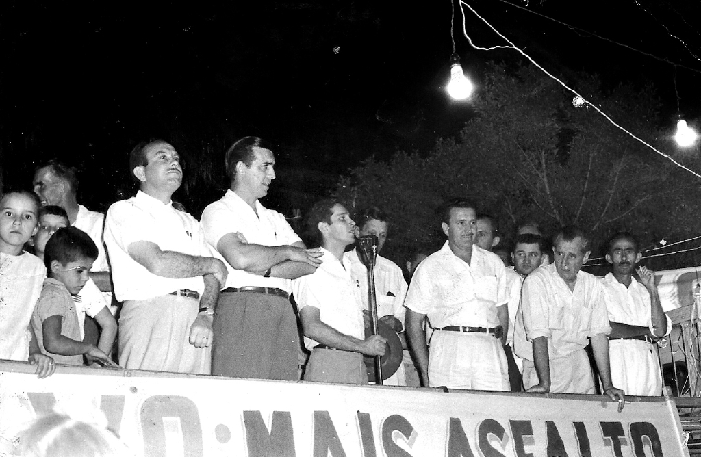 Memorável comício pró-candidatura de Dal-vo Guedes à prefeito de Votuporanga, e Gabriel Jabur, de vice. Corria o ano de 1963, o prefeito era Nabuco e buscava a eleição do seu sucessor Dalvo Guedes. No microfone, o discurso era do então jovem candidato a vereador Nasser Gorayb. Veja a partir da esquerda a formação do palanque das autoridades: Cristovam De Haro (candidato a vereador), Dalvo Guedes (candidato a prefeito), Nasser Gorayb (candidato a vereador), Raphael Cavalim (incen-tivador da campanha), Gabriel Jabur (candidato a vice-prefeito) e o advogado Octávio Viscardi (candidato a vereador). A foto é do álbum de família do ex-prefeito Dalvo Guedes.