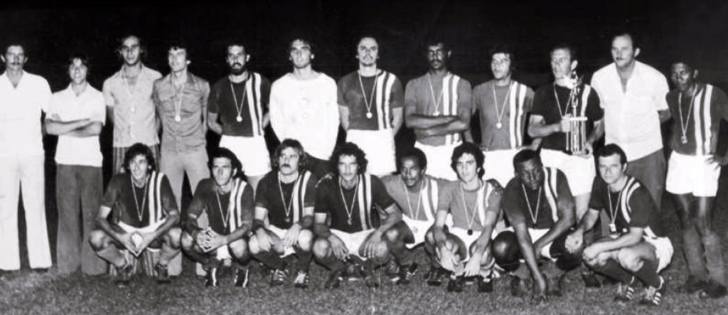 Quem levantou a taça do concorrido Campeonato Amador de Votuporanga em 1975 foi a equipe de Irmãos Commar. A partida final foi contra a agremiação do Assary Clube de Campo. O resultado final foi 3 a 2 para os Commar, com gols de Fifi, Carlos e Albano. Para o Assary, os dois gols foram de Etiene. Veja quem aparece na foto, da esquerda para a direita, de pé: Toninho Salerno, Pansani, Nicão, José Antônio, Mário (Louco), Ivo Mantavelli (Vitamina), José Carlos (Zé do Bumbo), Negão, Wilson Andreu (Tim do Bar), Albano (capitão), Antonio Commar (presidente Tonicão) e Nena. Agachados: Natal (Cartório), Urbes (Ligeirinho), Celso Hawthorne, Maritaca, Lopes (da Votuporanguense), Sérginho, Fifi e Leopércio. A foto é do arquivo pessoal de José Carlos Ferreira (o Zé do Bumbo).