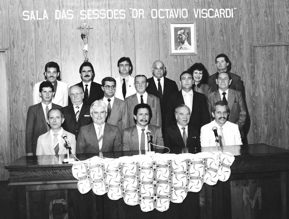 Esta foi a composição da Câmara Municipal de Votuporanga para a legislatura de 1° de janeiro de 1989 a 31 de dezembro de 1992. Da esquerda para a direita: José Pedro de Souza (Jacaré), dr. Jorge Seba, Jurandir Benedito da Silva, Mehde Meidão, Maria Tereza Boenen e Elpides da Melancia. Fila do meio: José Nélson Chino Bolotário, dr. Miguel Gerosa, Arquimedes Nei Neves, José de Campos Lários, Jair Sampaio e Antonio Pagliarani. Sentados: Osório Casado, Vanderley Martins Fernandes, o presidente Arnaldo José Santa Fé Trindade, Aguinaldo de Oliveira e Leocardio Léo Zanforlim. A foto é do arquivo pessoal de vereador Mehde Meidão.