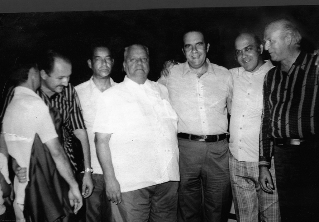 Nos anos 70, numa concorrida recepção oferecida ao governador de SP, Paulo Egydio Martins, numa fazenda em Estrela D´Oeste, foi colhida esta foto. Da esquerda para a direita: Wilson Brasil, Capitão Leonidas Pereira de Almeida, governador Paulo Egydio, vereador Mehde Meidão e o então deputado Waldemar Lopes Ferraz. A foto é do arquivo pessoal do vereador Mehde Meidão.