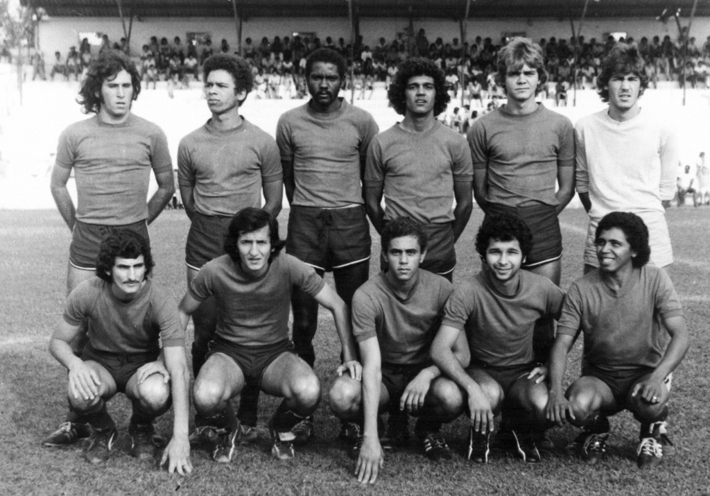 Numa tarde de domingo em 1974, a boa equipe amadora do Simonsen FC foi convidada para fazer um jogo preliminar da AA Votuporanguense. O adversário foi o CTA (Colégio Técnico Agrícola). Jogo duro; o Simonsen ganhou por 1 a 0 (gol de Boneca). Veja a foto, a partir da esquerda: De pé – José Paulo, Boca, Xuxu, Pedrinho, Alemão e Zé Roberto. Agachados: Paraná (do Sorvetão), Boneca, Zezinho, Oscar Guarizo e Pelé. A foto é do arquivo pessoal de Oscar Guarizo. 