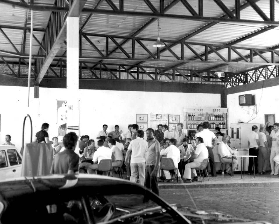 Na virada dos anos 80, um dos pontos mais frequentados de Votuporanga era o Bar do Fofinho que funcionava dentro do Posto Poiani (hoje Posto Só Nata) na rua Amazonas. Eram seus proprietários Haroldo Ferreira e José Carlos Victorino. Esta foto é do dia 17 de abril de 1981 e foi feita pelo fotógrafo Altino (Foto Marabá). Identificamos, a partir da esquerda: Paulo, Mindo Andreto, Jair, Dado (irmão do João Abbas), Valter (da Roda Viva), Célio Honório e o seu irmão José Luiz Honório, Aristeu Marim Moleis (Bradesco), Edivaldo (filho do Lamartine), Vilmosney Rigo, Paulino Mateus Olgado e saudoso dentista João Roberto Poiani, entre outros. A foto é do José Carlos Victorino