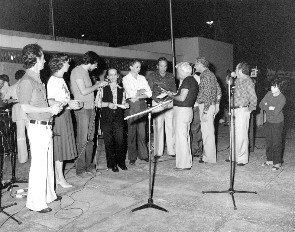 Uma cerimônia de premiação na Concha Acústica em 1983. Na foto, identificamos entre outros, a partir da esquerda: o animador sertanejo Oscarito,?, radialista José Antonio, o presidente da Câmara Otaviano Nogueira, o prefeito João Antonio Nucci, o historiador (de costas) Edward Coruripe Costa, o chefe de  gabinete Reynaldo Zaccaro Campos e o vereador Aguinaldo de Oliveira, entre outros.