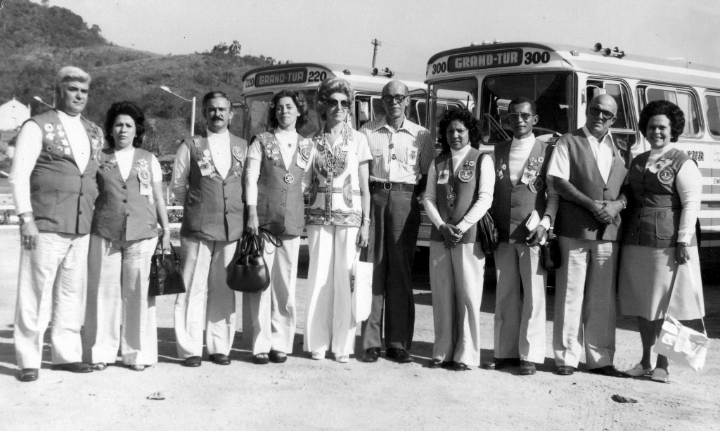 A coluna Túnel do Tempo apresenta personalidades notáveis do Lions Clube de Votuporanga na década de 70. O destaque é para o casal professor Cícero Barbosa Lima Junior e professora Chamena. O casal foi o primeiro governador que Votuporanga deu ao Distrito L-17 do Lions Clube. A foto é de 1974, de uma viagem a Camboriú para a XXI Convenção Nacional dos Lions Clubes do Brasil. Da esquerda para direita: Abilio Calille - Isis; Luiz Carlos Cardoso Prado - Adair; Chamena - Cícero Barbosa Lima Junior; Aparecida - Rudy de Souza Lima e Francisco Barbosa Lima - Sônia