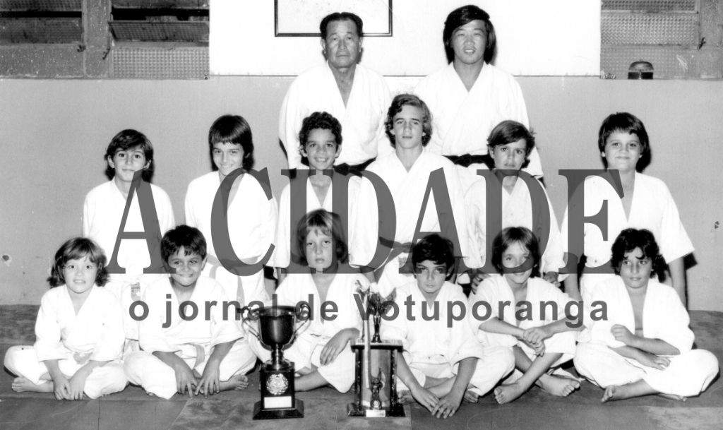 Os judocas no início dos anos 70 apresentando os troféus conquistados num importante campeonato. No alto (em pé) aparece o professor Nozomu Abe e a partir da esquerda, confira os judocas da segunda fila: Leandro Camolesi, Eduardo Carnellós, Júnior Casela, Marcos Benini e Enylson Camolesi. Na fila da frente: Mauricio Soledade, Hamilton Zapparoli, Antonio Carlos Sartorio , Rogério Pagioro, Murilo Benini e Fernando Megiani. 

***Confira mais desta coluna em nossa edição impressa e online para assinantes.