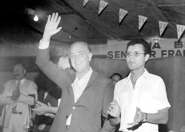 O ex governador de São Paulo André Franco Montoro foi recepcionado na Concha Acústica por militantes do seu partido, o PMDB, em memorável comício em 1985. Então, candidato a Senador, Franco Montoro aparece nesta foto ao lado de Nélson Ramos Ribeiro, podendo ser identificado ao fundo Mário Pozzobon (Prefeito), e os vereadores Luzia Câmara Romani, Hermes Riva. A foto é de Nélson Ramos.