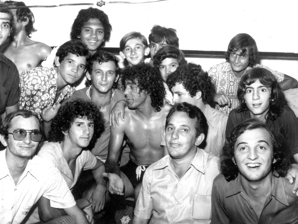 O avante César, um dos maiores goleadores da Sociedade Esportiva Palmeiras, apresentou-se em Votuporanga, no Estádio “Plínio Marin”, no dia 22 de março de 1974. Foi num grande amistoso entre a A. A. Votuporanguense e S. E. Palmeiras. A foto foi feita nos vestiários e aparece ao centro o craque ladeado pelos admiradores do seu futebol. Entre outros: José Megiani, Dorval Cerântola (Calabra), Luiz Carlos Roveda e agachado, com o braço na perna do jogador, está o Paulo Dias dos Santos.