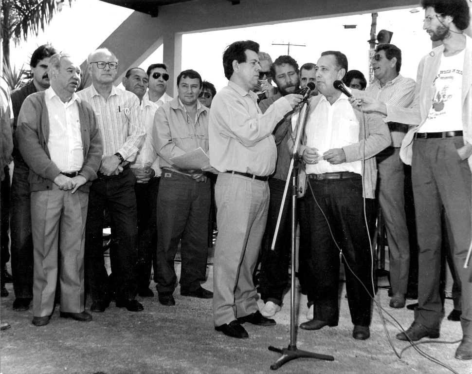 O então presidente do Sindicato Rural, Juvenal Domingos  Martins Lopes discursou na abertura oficial da Exposição Agropecuária, Comercial e Industrial de Votuporanga no ano de 1991. Veja, a partir da esquerda, os personagens que aparecem na foto: vereador Aguinaldo de Oliveira, atrás dele dr. Jorge Augusto Seba, Reynaldo Záccara Campos, vereador Antonio Pagliarani, Ideval Geraldo Freitas, vice-prefeito Dorival Alfredo Veronezze, radialista João Carlos Ferreira, ao fundo o então prefeito João Antonio Nucci e o jornalista saudoso Dagmar Azevedo, Juvenal Lopes, Frederico (Fred) Marcondes. A foto é do arquivo do jornal A CIDADE