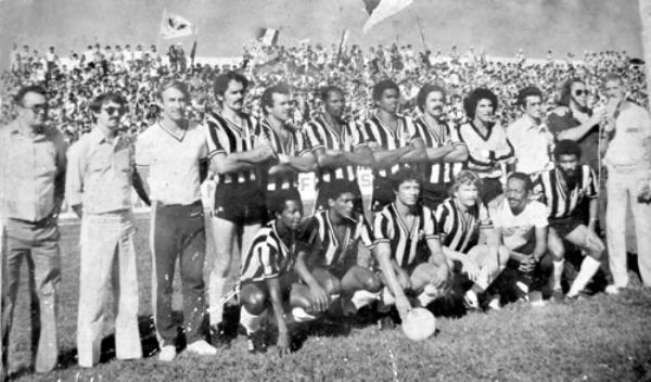 A Votuporanguense em dia de clássico com o Fefecê - Esta foto é de 1980.O Estádio “Plínio Marin” estava com a carga máxima. Era o primeiro derby regional valendo pontos entre Votuporanguense e Fefecê. A alvinegra havia conquistado lugar na Divisão Intermediária (corresponde hoje a A-2). Este é o time do presidente Célio Honório. O resultado final foi 2 a 1 para o Fefecê. Veja quem aparece na foto conferindo da esquerda para a direita, de pé: Dr. Haer Trindade (médico do Fefecê), Célio Honório (presidente), Flávio Belone (preparador físico), Cidão, Vergilio, Cido, Gilberto, Paulo Roberto, França, Dr. Fernando Zeitune Leão, radialista Cláudio Craveiro e Dicão (treinador). Agachados: Jorginho, João Carlos (João do Pulo), Dema, Renatinho, Cido Massagista e Toninho Caju. A foto é do arquivo pessoal do presidente Célio Honório.