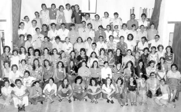 Encontro Cristão - Nos anos 70, o grupo de jovens do TLC (Treinamento de Líderes Cristãos) promovia, com muita frequência, reencontros na sede do Centro Social (Dafic). Eram proferidas palestras por leigos sob a coordenação dos freis franciscanos que respondiam pela Igreja Matriz- Paróquia Nossa Senhora Aparecida. Esta é uma foto de um desses reencontros e podem ser identificados muitos jovens da época que continuam residindo em Votuporanga. A foto pertence ao álbum da família Monteiro.