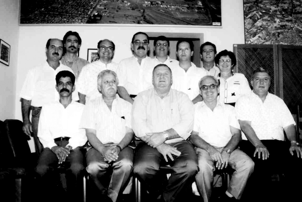 A foto é do final da administração de Pedro Stefanelli Filho (1993/96). Da esquerda para a direita: Flávio Piacente, engenheiro Ambrósio Riva Neto, Fernando Matavelli, João Batista Daneluzzi, André Luiz Ribeiro, Dr. Édson Cappel, Olivio Fajardo e Terezinha Mantovani. Sentados: Milton Francisco dos Santos, Rames Cury, o prefeito Pedrão, Rubens Munhós Teno e José Carlos de Mello. Foto do arquivo do jornal. 