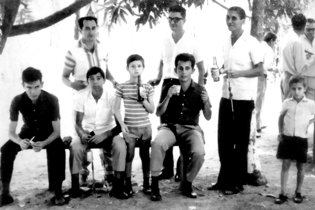 A foto é de 1966. Amigos cartorários e o pessoal mais chegado, reuniram-se para um churrasco no Horto Florestal. De pé, a partir da esquerda: Emílio Liévana, Savério Maragno, e o Pita (o meia esquerda craque da Votuporanguense). Sentados: Antonio Carlos Mainardi, Deli Jesus dos Santos, Flávio Góes Liévana e Durval Cerantola. A foto é do arquivo pessoal do cartorário Antonio Carlos Mainardi. 