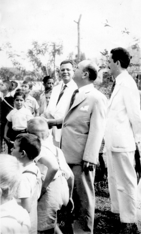 A foto registra uma manhã festiva no largo São Bento no ano de 1952. Veja quem são as crianças e as autoridades da época. A partir da esquerda: garoto Valdecir Queiróz, garoto Vilson Belone, agaroto Agenor Souza e Silva, o então prefeito Leonidas Pereira de Almeida (Capitão Almeida), o médico Dr. Miguel Gerosa e o Juiz de Direito da Comarca Joaquim Francisco de Macedo Costa. A foto nos foi enviada pelo casal João Gualberto/Marília e pertence ao arquivo pessoal de Merenice Valente Pereira de Almeida. 
